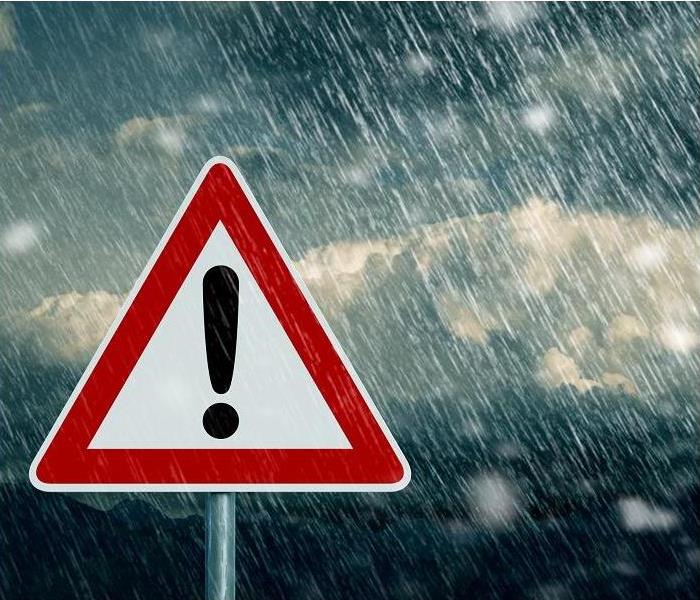 Thunderstorm warning sign; heavy rain